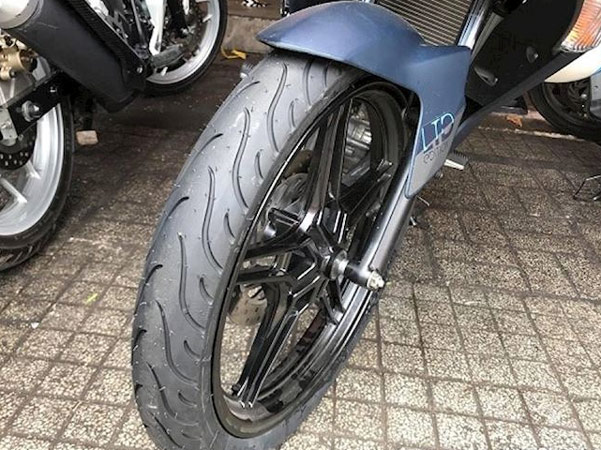 Lốp trước của dòng cao cấp thường có có gai ngược để hiệu quả phanh tốt hơn.
