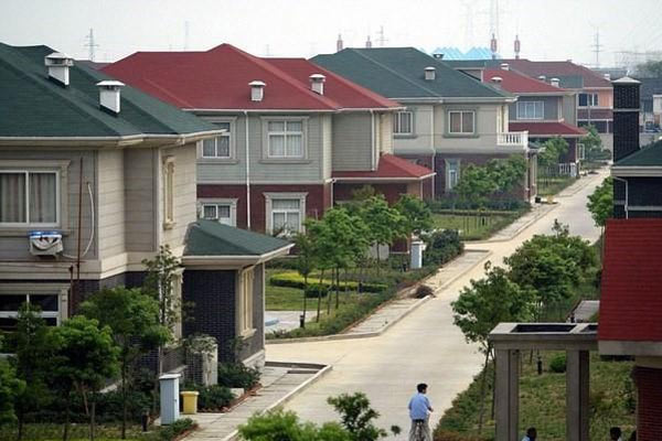 Những người dân trong làng sống trong những biệt thự rộng rãi và đầy đủ tiện nghi