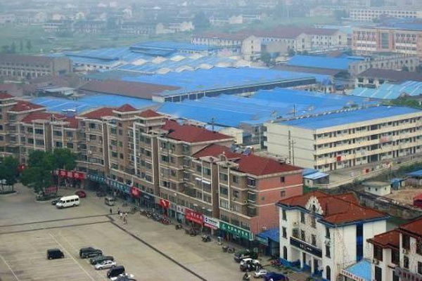 Đa số người dân làm việc trong các khu công nghiệp của làng cả 7 ngày trong tuần