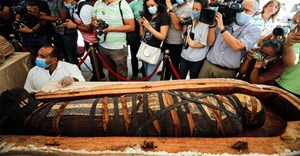 Khoảnh khắc Ai Cập mở nắp quan tài 2.600 năm tuổi, xác ướp còn nguyên