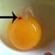 Đập trứng gà ra bát thấy có vệt đỏ như máu, nên ăn hay bỏ đi?