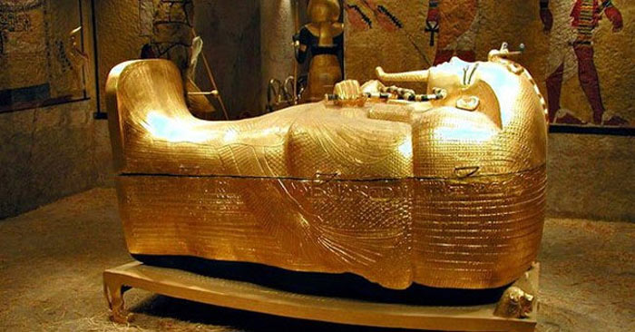 3,300年前のツタンカーメン王の黄金の棺のクローズアップ