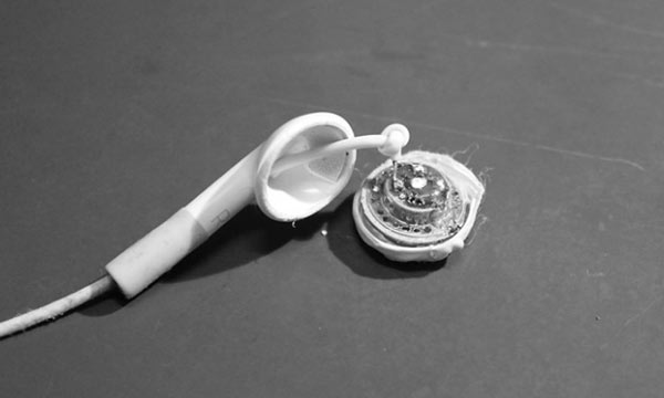 Khi Apple nói iPhone 12 không kèm phụ kiện, người dùng nên sử dụng lại tai nghe Lightning và củ sạc cũ để bảo vệ môi trường