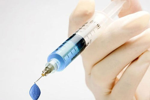 Đẩy không khí ra khỏi kim tiêm trước khi tiêm