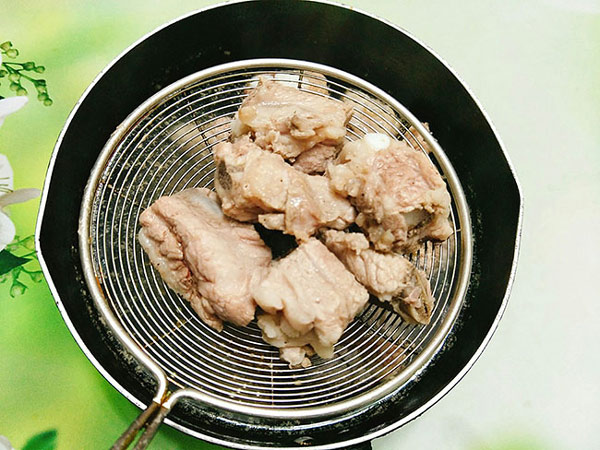 Trần sườn qua nước sôi