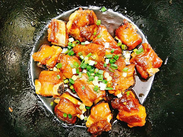 Cho nước sốt vào đun với sườn