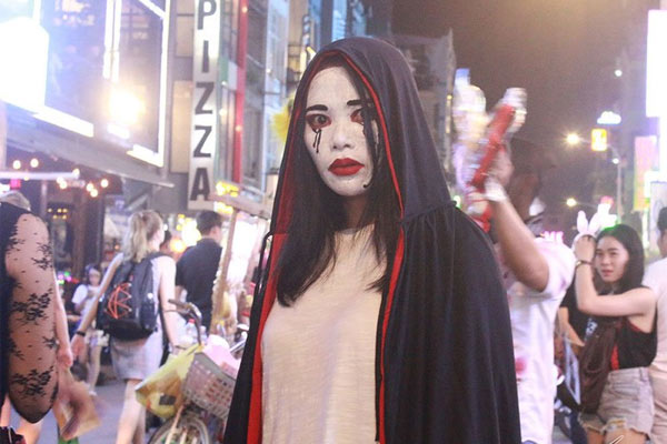 Hóa trang Halloween thành ma nữ