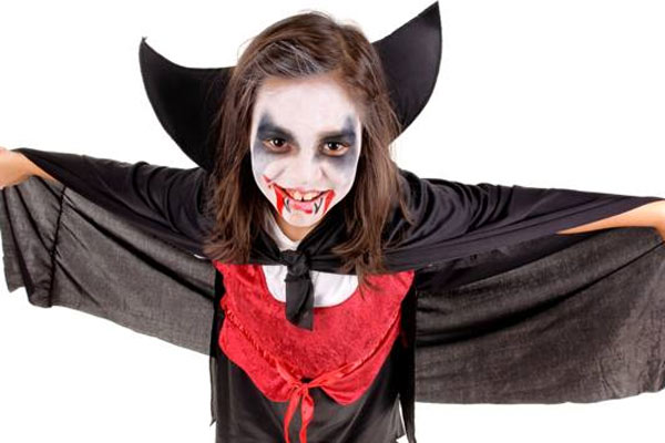 Hóa trang Halloween thành ma cà rồng 2