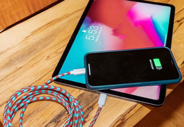 Sạc cho iPhone 12 bằng iPad hoặc MacBook. Ảnh: Medium.