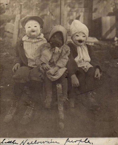 Trong ngày Halloween, trẻ em đeo những chiếc mặt nạ ma quái khiến chúng thật sự nổi bật