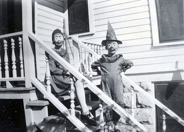 Hai cậu bé hóa trang thành những chú hề trong ngày lễ Halloween