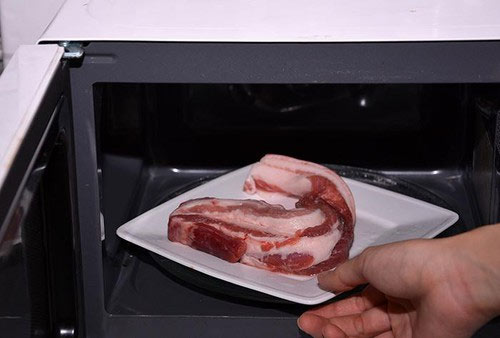 Rã đông thịt bằng lò vi sóng