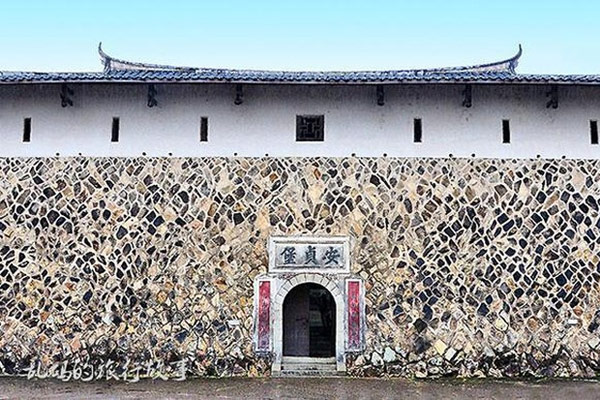 Khu nhà có 2/3 bức tường cao hàng chục mét làm từ đá