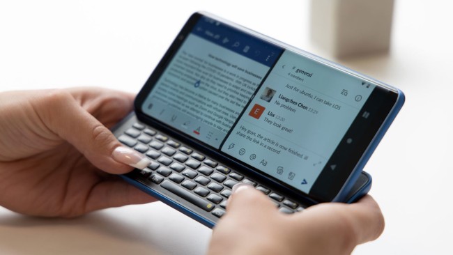 Chiếc smartphone này có thể chạy tới 3 hệ điều hành và có bàn phím QWERTY