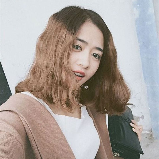 Tóc uốn ngang vai