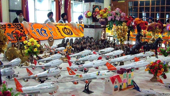 Mô hình máy bay là một trong những vật tế của người Ấn Độ, thể hiện mong ước được ra nước ngoài