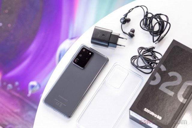 Tai nghe đi kèm với Galaxy S20