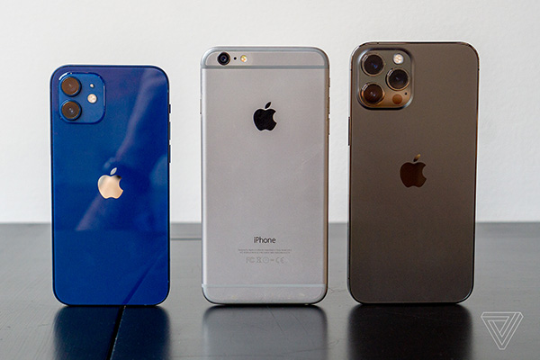 Trái qua phải: iPhone 12, iPhone 6 Plus, iPhone 12 Pro Max
