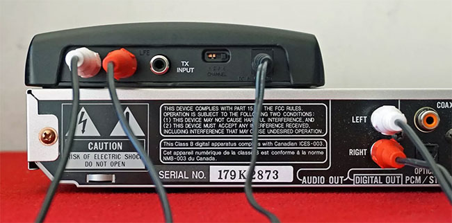 Kết nối (các) đầu ra âm thanh của thiết bị nguồn với đầu vào âm thanh của bộ phát không dây