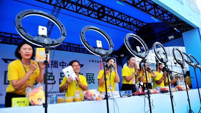 Nhân viên xếp hàng livestream 24/24