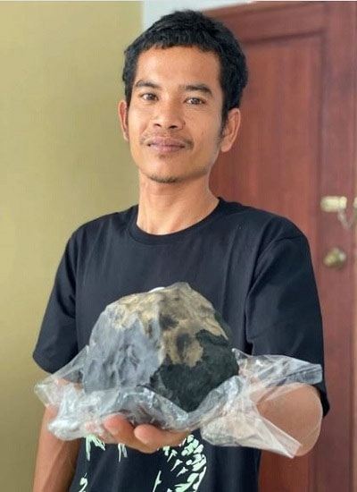 Anh Josua Hutagalung và khối thiên thạch hiếm gặp. Ảnh: East News Press Agency.