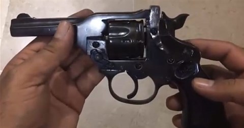 Cận cảnh quá trình phục chế súng ngắn côn quay cổ điển, một trong những mẫu súng cổ nhất thế giới