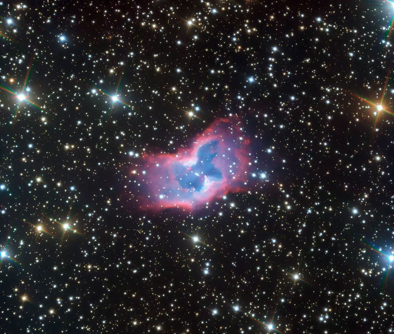 Tinh vân NGC 2899 hiện lên như một chú bướm rực rỡ