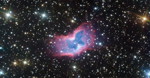 Tinh vân NGC 2899 hiện lên như một chú ‘bướm ma’ đang xòe cánh khoe sắc giữa vũ trụ