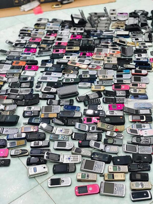 Cách đây không lâu, một cô gái cũng đã chia sẻ lên mạng bộ bộ sưu tập điện thoại... cục gạch của mình