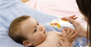 Dụng cụ hút mũi cho trẻ sơ sinh, trẻ nhỏ loại nào tốt: Ống hút mũi, bóng hút mũi hay máy hút mũi?