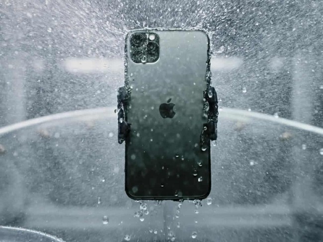 Apple thử nghiệm khả năng chống nước của iPhone 12 Pro Max