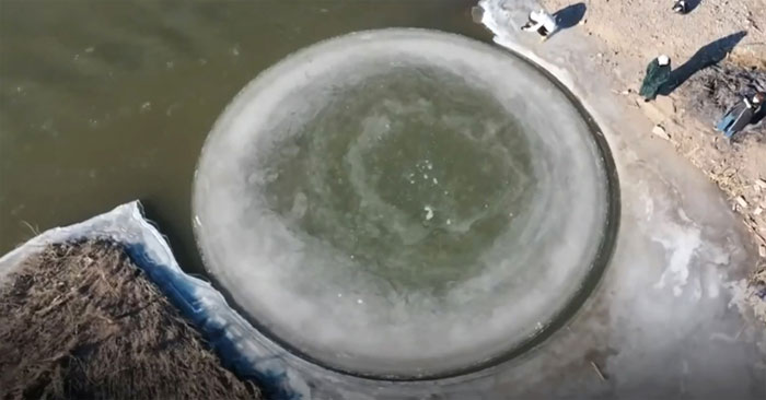 Đĩa băng tròn xoay trên mặt sông