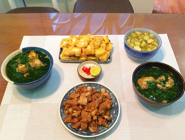 Thực đơn siêu đơn giản ngày se lạnh với canh cua, đậu rán, thịt kho và cà pháo, thêm một chút mắm tôm cho hương vị đậm đà! Ảnh: Mai Chi.