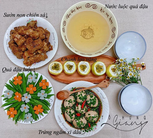 Sườn non chiên sả, trứng ngâm xì dầu, quả đậu luộc, nước đậu luộc. Ảnh: Tô Hưng Giang.