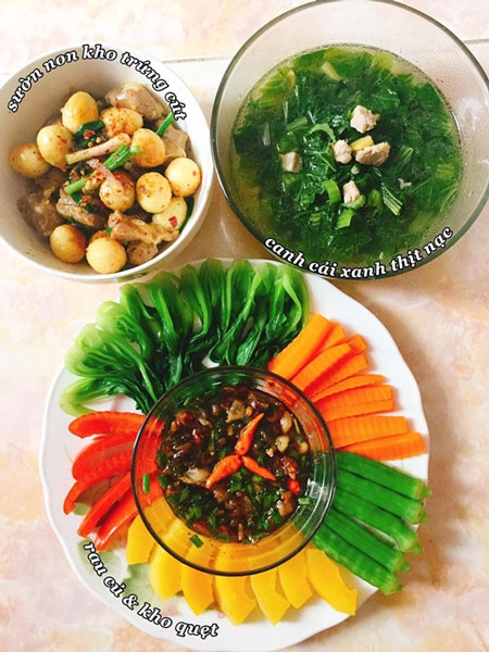 Thực đơn gồm sườn non kho trứng cút, rau củ luộc, kho quẹt và canh cải xanh thịt nạc. Một bữa ăn quá tuyệt cho ngày đông lạnh giá. Ảnh: Lê Thị Hồng Nhung.