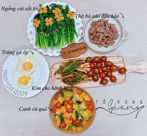 Trứng gà ốp, thịt bò xào dầu hào, canh củ quả, kim chi hành lá và ngồng cải sốt tỏi. Ảnh: Tô Hưng Giang.