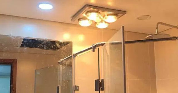 Nên lắp đèn sưởi nhà tắm ở trên cao