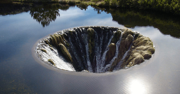 Nước hồ tràn đầy liên tục chảy vào Covao dos Conchos tạo cảm giác như đây là một hố nước không đáy