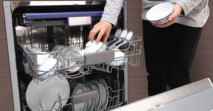 Xếp đồ vào máy rửa bát