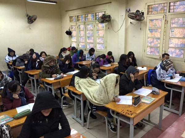 Cái lạnh ùa vào trong lớp khiến học sinh phải dùng mọi cách giữ ấm để có thể chuyên tâm học tập. 