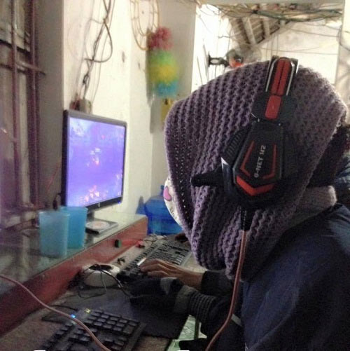 Trang bị kín thế này liệu có nghe thấy gì không, liệu có “chiến game” được không nhỉ?