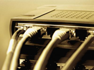 Phân đoạn Ethernet là một nhóm các thiết bị được nối mạng và kết nối với một cổng Ethernet duy nhất