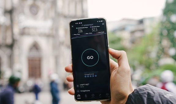 Tốc độ 5G ở khu vực Nhà Thờ Lớn là hơn 300Mbps.