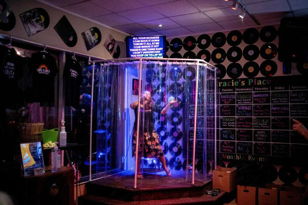 Tại Nhà hàng và Karaoke Tracie's Place ở Hamilton, Ontario, Canada, chủ quán bar Tracie England đang hát trong một ''buồng karaoke" tạm nhằm bảo vệ khách khỏi dịch bệnh.