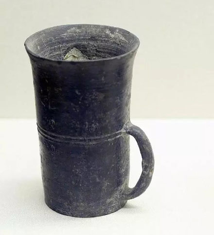 Cốc gốm đen một quai tại Bảo tàng Sơn Đông