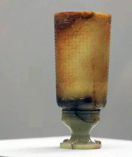 Cốc ngọc có chân và vân mây tại Bảo tàng Tây An