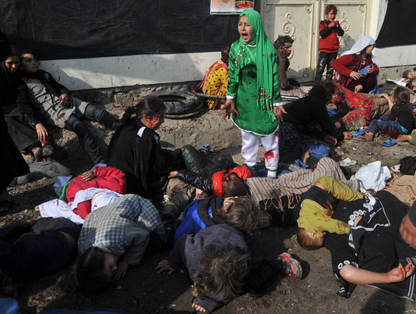 Cô bé Tarana Akbari, 12 tuổi, la khóc thảm thiết sau khi đền Abul Fazel ở Kabul, Afghanistan bị đánh bom liều chết vào ngày lễ Ashura khiến hàng chục người chết vào tháng 12 năm 2011.