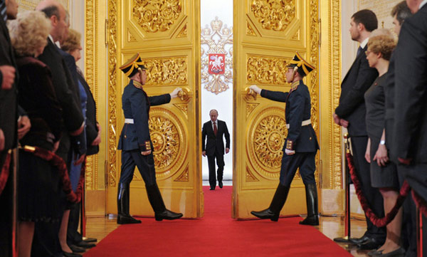 Ông Vladimir V. Putin bước vào Đại sảnh đường Thánh Andrew trong Cung điện Grand Kremlin nhậm chức Tổng thống Nga vào ngày 7/5/2012.