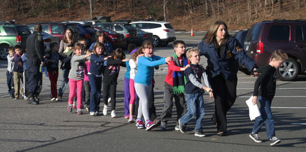 Những đứa trẻ được sơ tán ra khỏi trường tiểu học Sandy Hook sau khi Adam Lanza, kẻ trước đó đã giết mẹ mình xả súng vào ngôi trường này ở Newtown, Connecticut (Mỹ) vào tháng 12/2012 khiến 6 người lớn và 20 trẻ em đã bị giết.