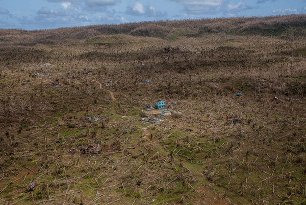 Sức tàn phá khủng khiếp của cơn bão Haiyan đổ bộ vào Philippines hồi cuối tháng 11 năm 2013 khiến 650.000 người phải di tản, nhiều ngôi làng bị cuốn trôi.